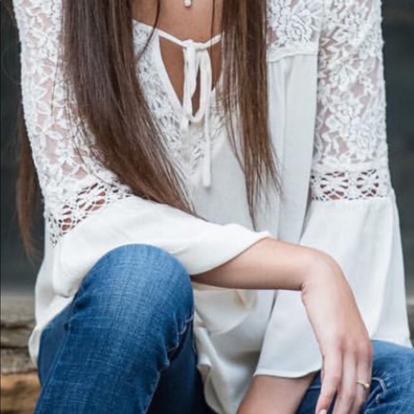American Eagle Outfitters Tops - American Eagle ivory lace peasant top